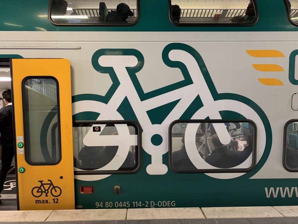 Beim ODEG-Regionalzug kann man die Fahrradabteile schnell erkennen