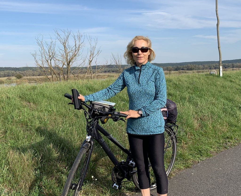 Beatrice Poschenrieder auf dem Oderradweg mit Fahrrad