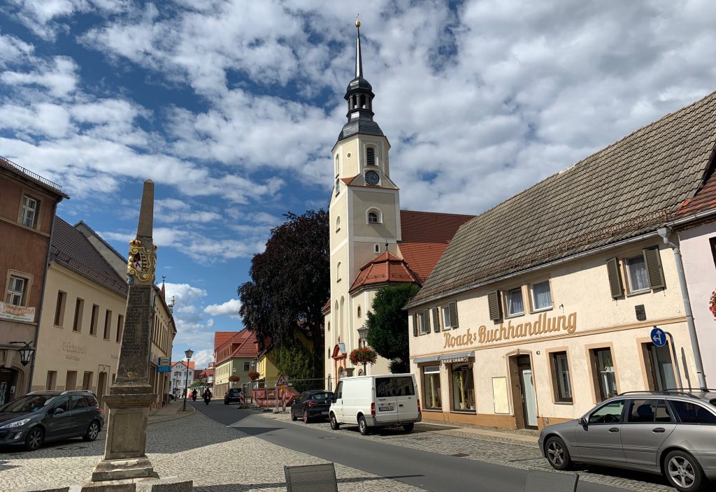 Kirche und Kursächsische Postmeilensäule im Zentrum von Elsterwerda