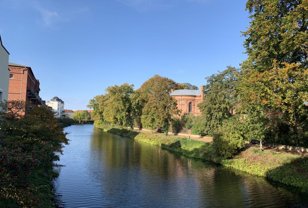 In Brandenburg-Stadt: Schöner Uferweg an der Havel entlang