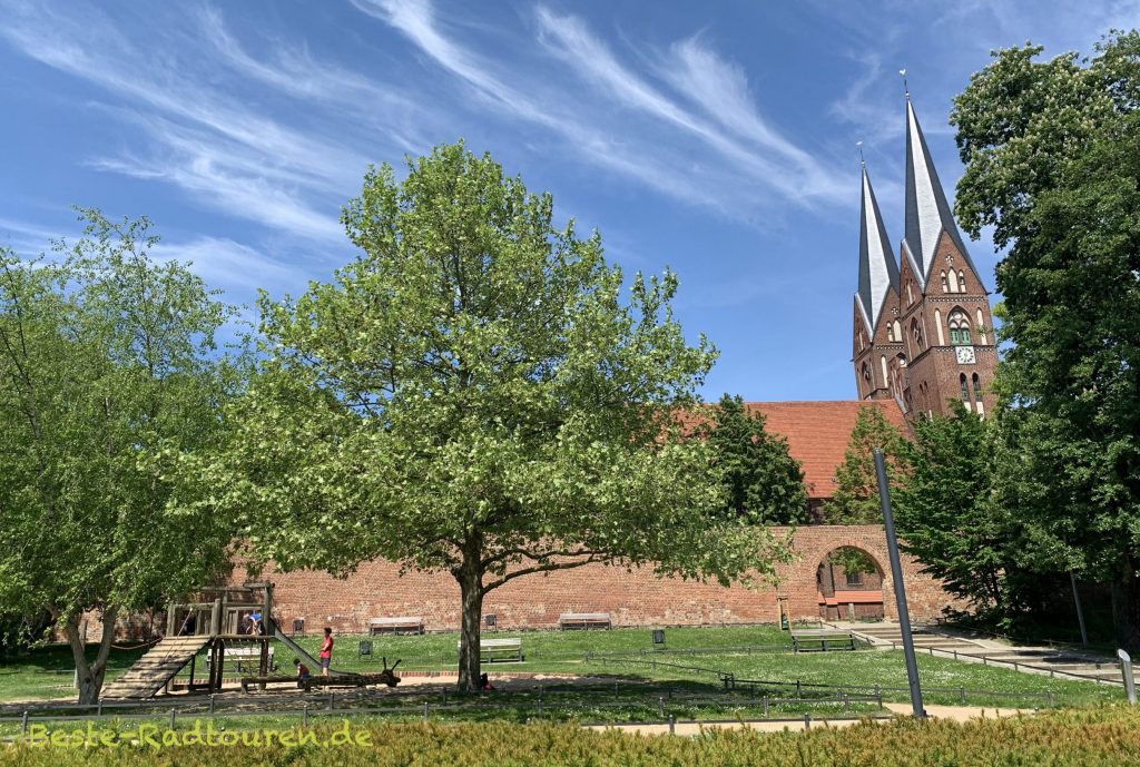 Blick von der Seepromenade Neuruppin auf die Klosterkirche St. Trinitatis