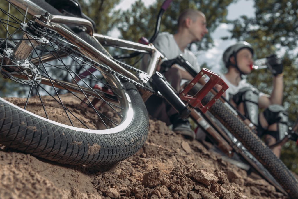 Breite Fahrrad-Reifen mit Stollen auf Sand / sandigem Untergrund