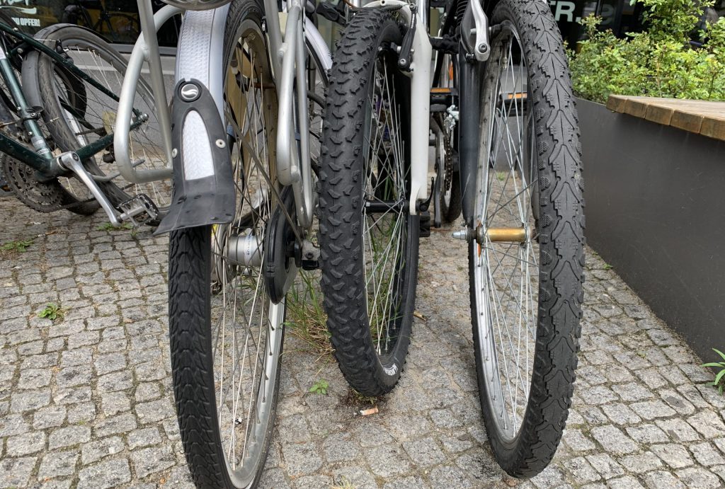Verschiedene Fahrrad-Reifen: Trekking, Crossrad, Mountainbike