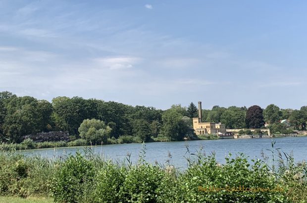 Neuer Garten Potsdam: Hinten am Jungfernsee steht die alte Meierei