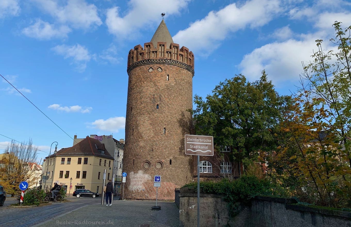 Der Steintorturm an der Steintorbrücke über den Stadtkanal in Brandenburg