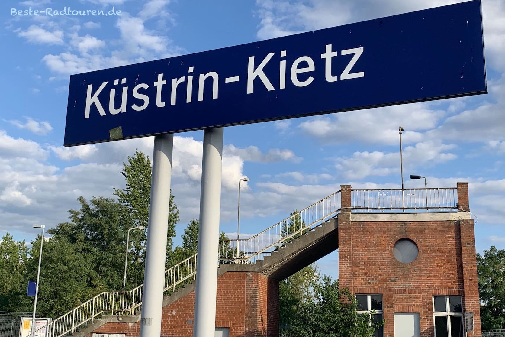 Bahnhof Küstrin-Kiez, Fußgängerbrücke