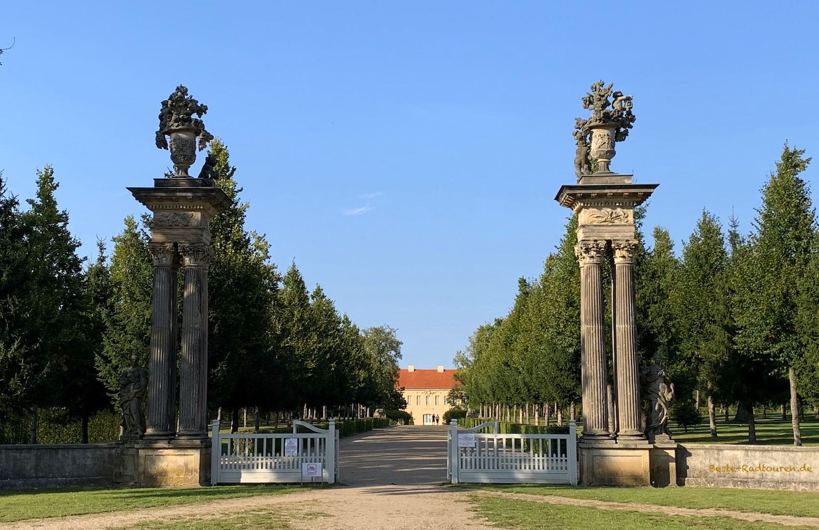 Eingang von Schloss Rheinsberg an der Parkstraße