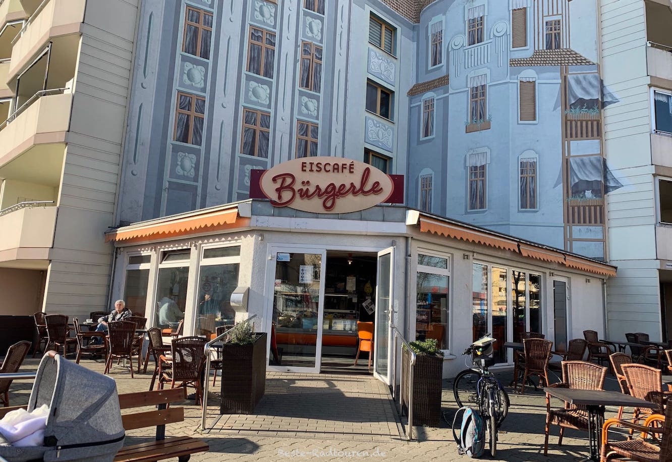 Erkner-Zentrum an der Hauptverkehrsstraße (Friedrichstraße): Das Eiscafe Bürgerle