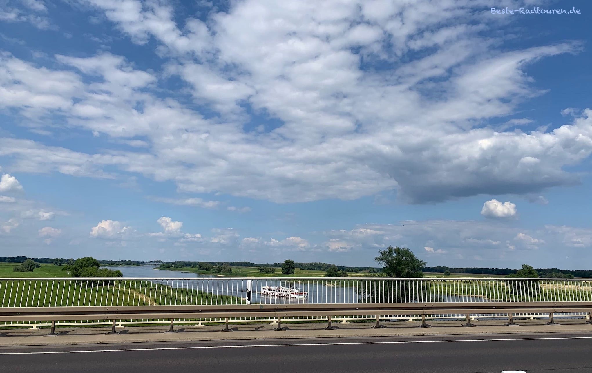 Die Elbe-Brücke zwischen Tangermünde und Fischbeck, Blick von der Brücke auf die Elbe