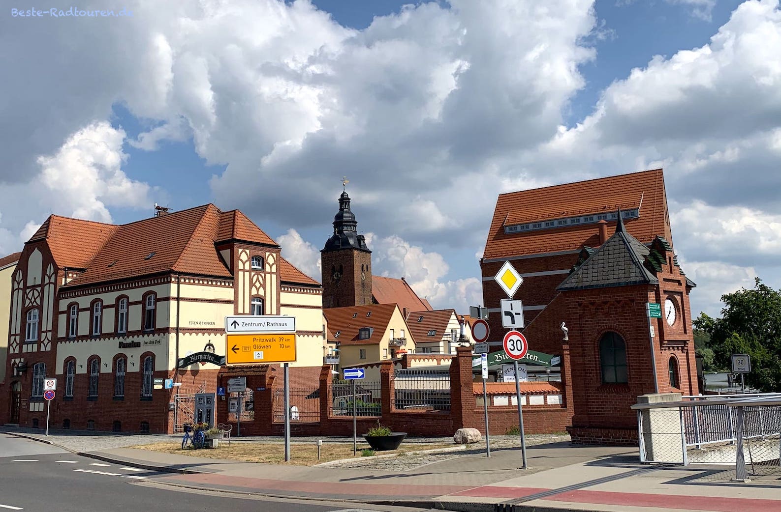 Foto vom Ortseingang von Havelberg; rechts die Havelbrücke, Turm hinten gehört zur Stadtpfarrkirche St. Laurentius