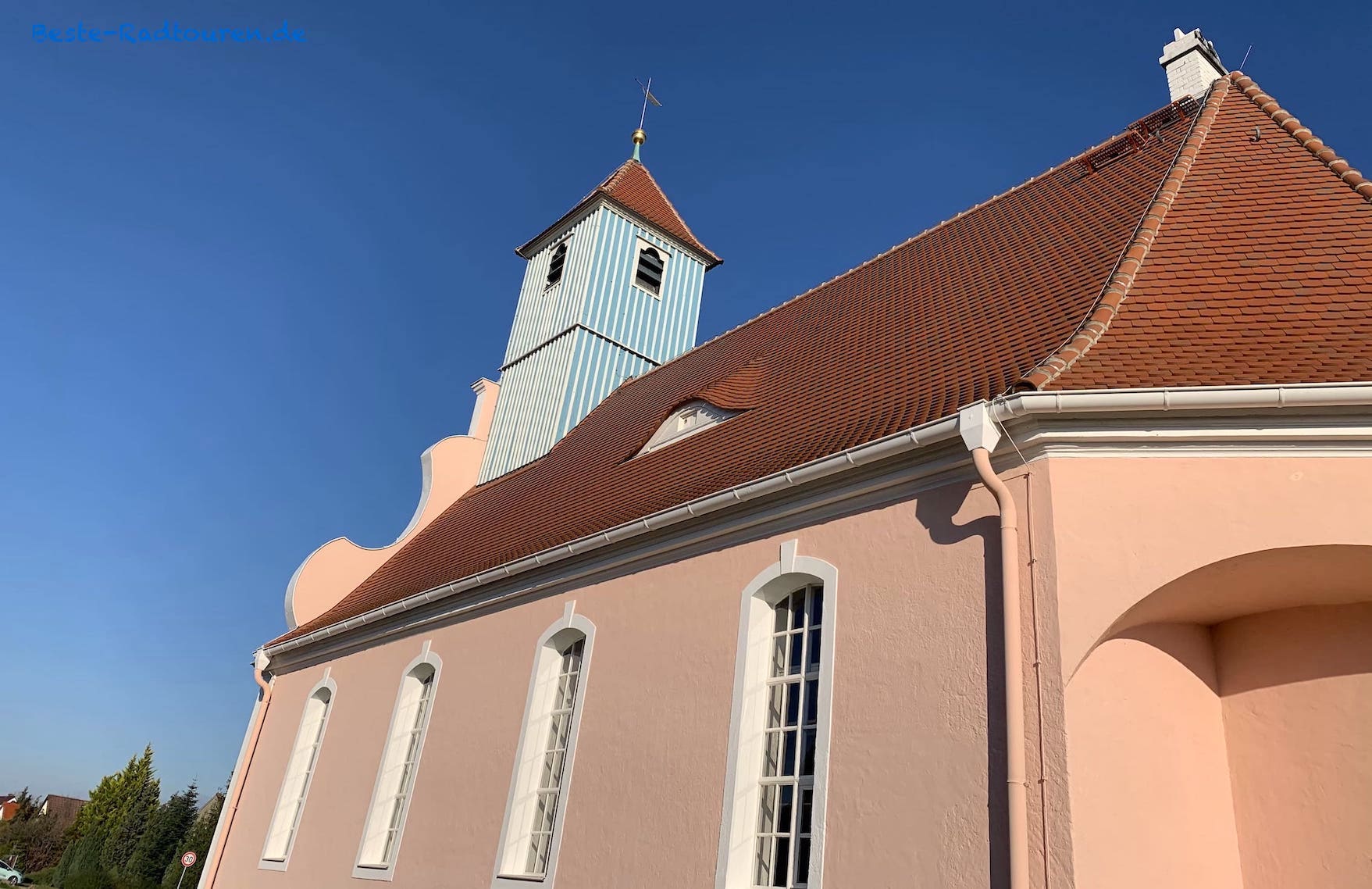 Döbbrick bei Cottbus: Dorfkirche mit Turm in blau-weiß gestreift
