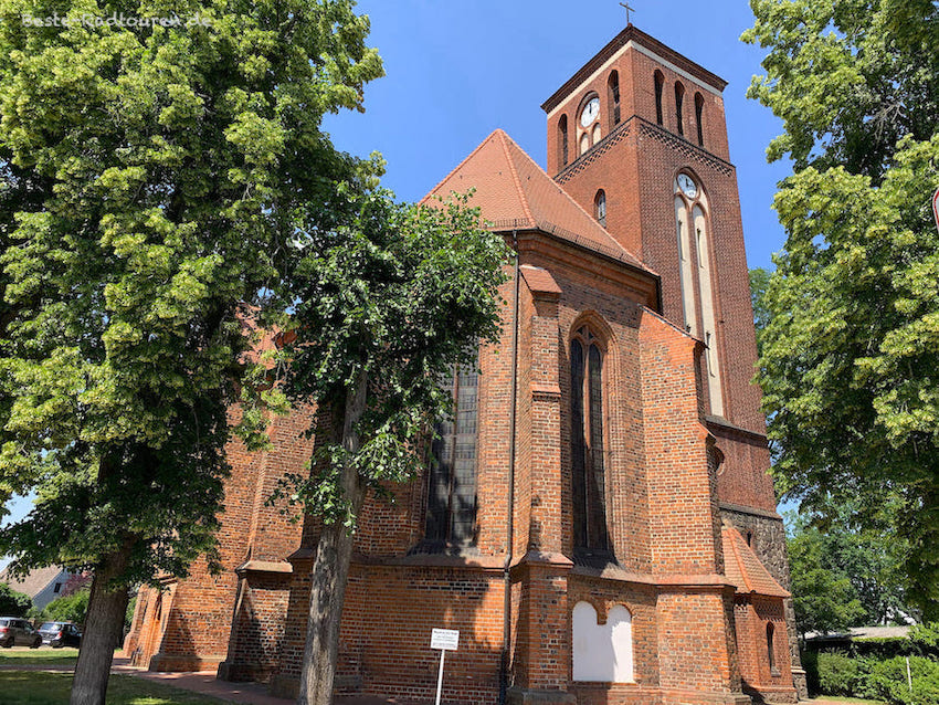 Foto der Stadtkirche Storkow von schräg vorne