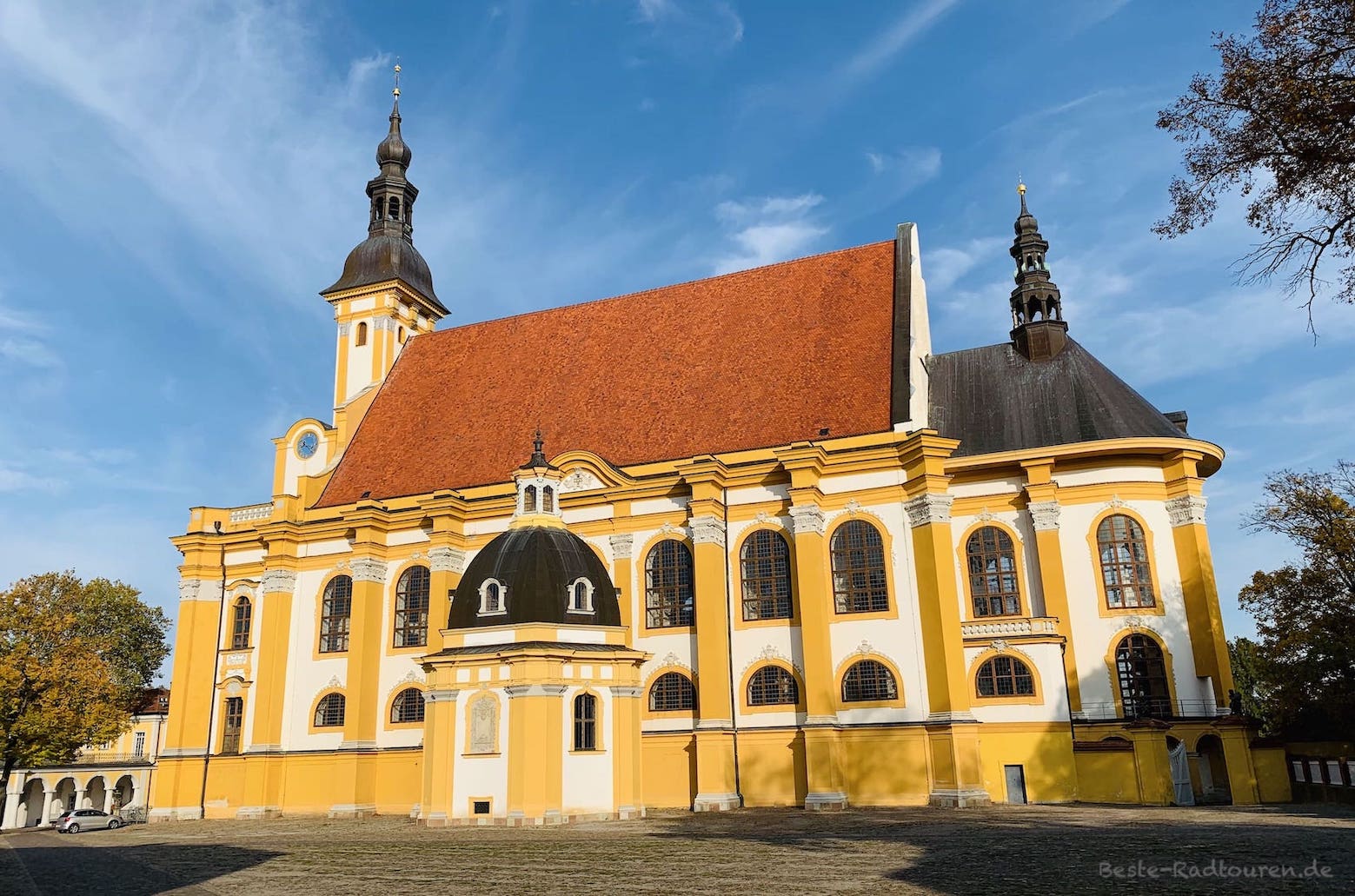 Barocke Klosterkirche St. Mariä Himmelfahrt von Kloster Neuzelle, Foto von der Seite / seitliche Ansicht