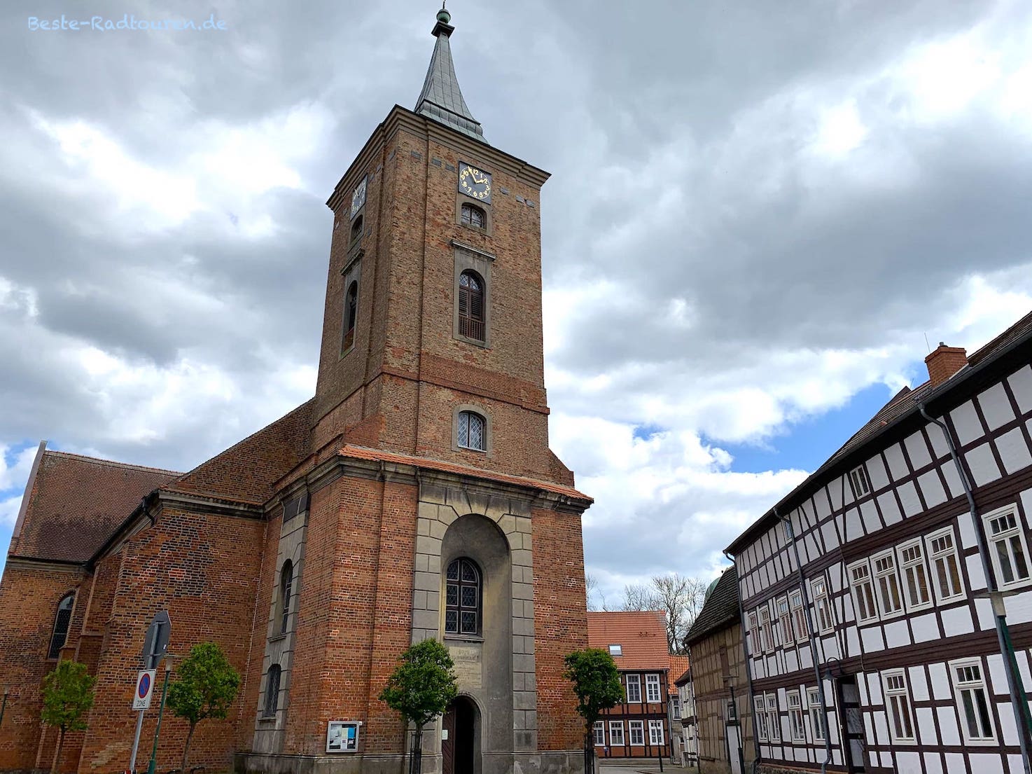 St.-Katharinen-Kirche in Lenzen und Fachwerkhäuser