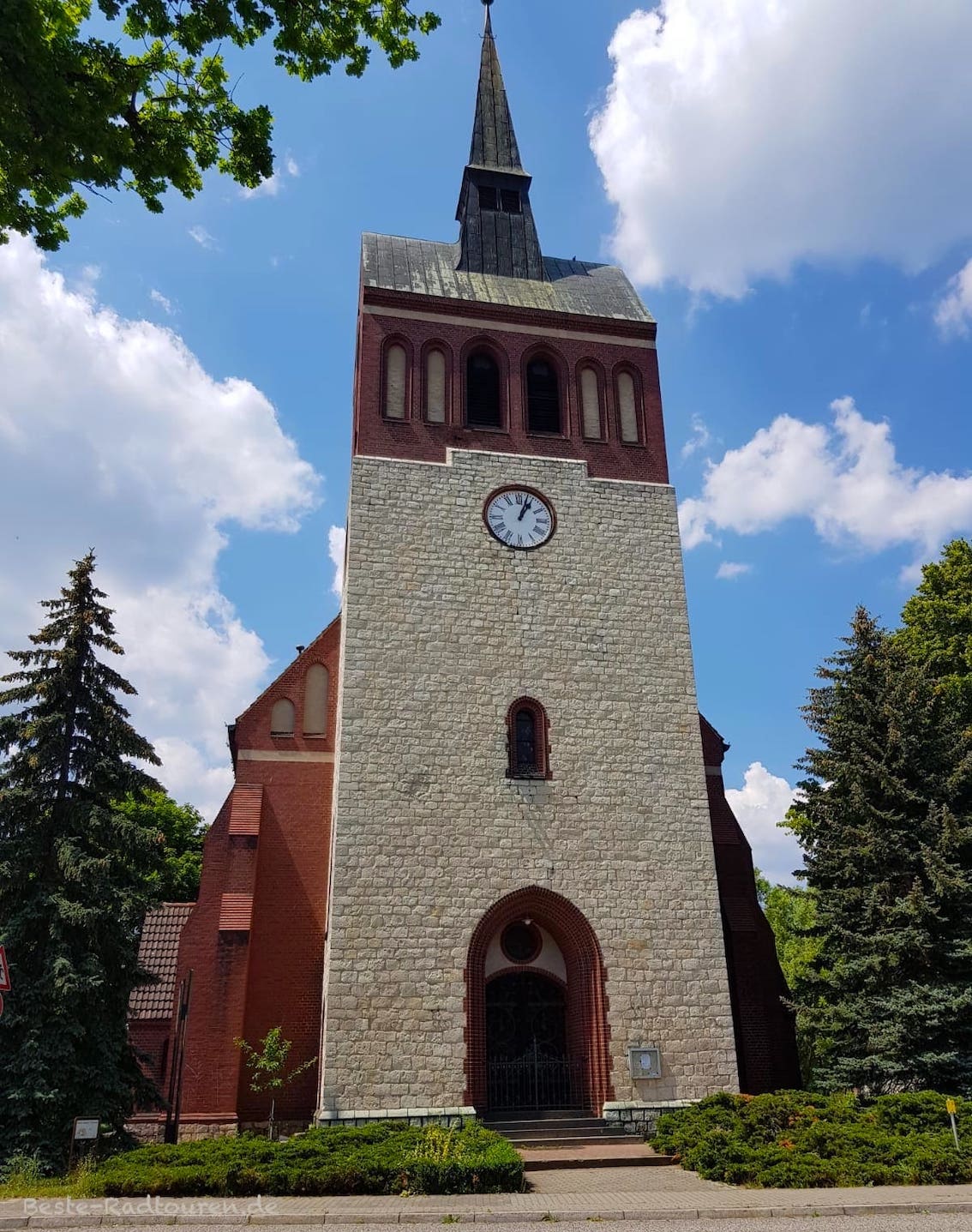 Markgrafpieske Dorfkirche / Friedenskirche, Foto von vorn mit Eingang, Turm und Turmuhr