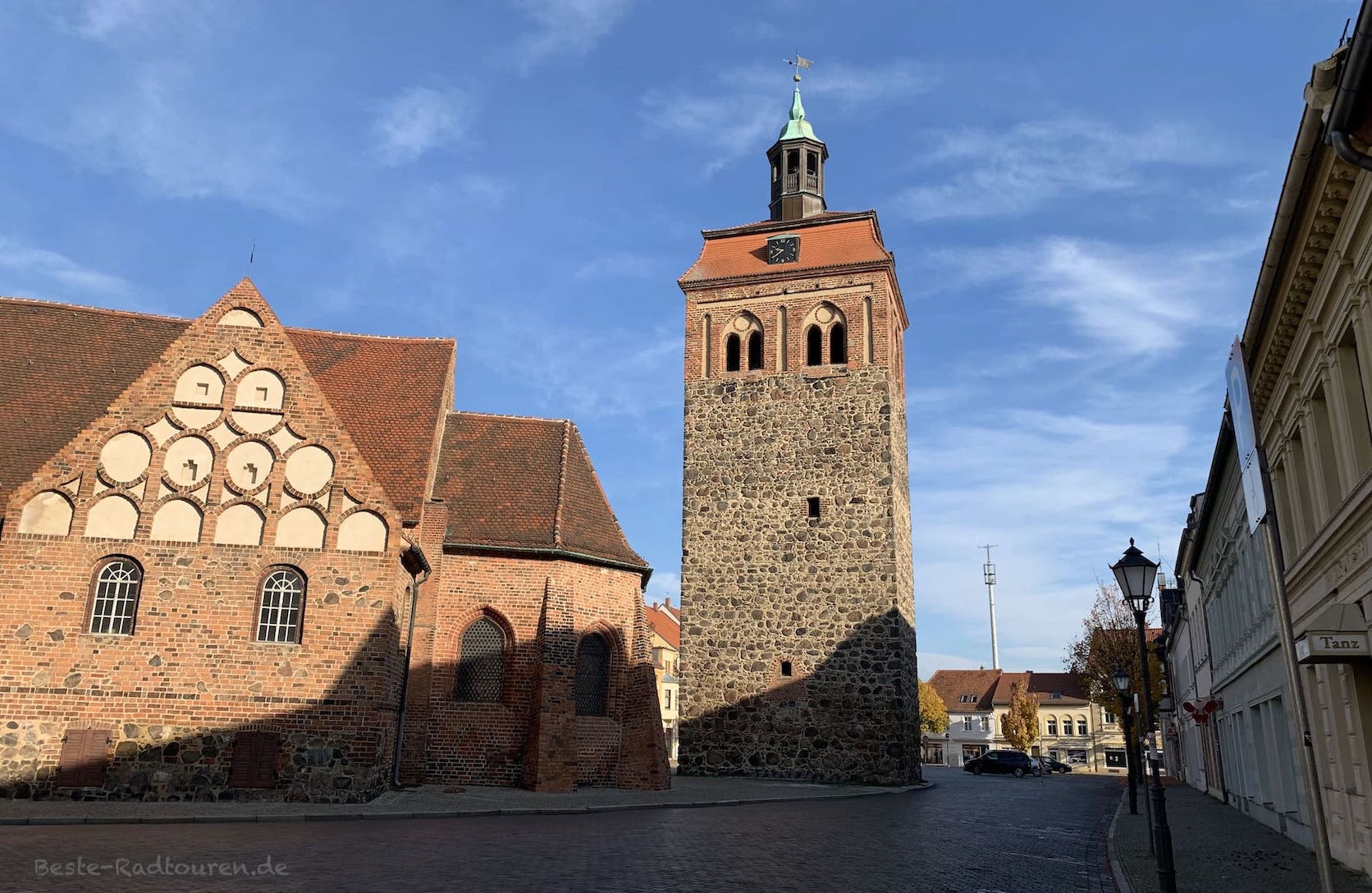 Wahrzeichen im Zentrum von Luckenwalde: Der Marktturm. Daneben die St.Johannis-Kirche