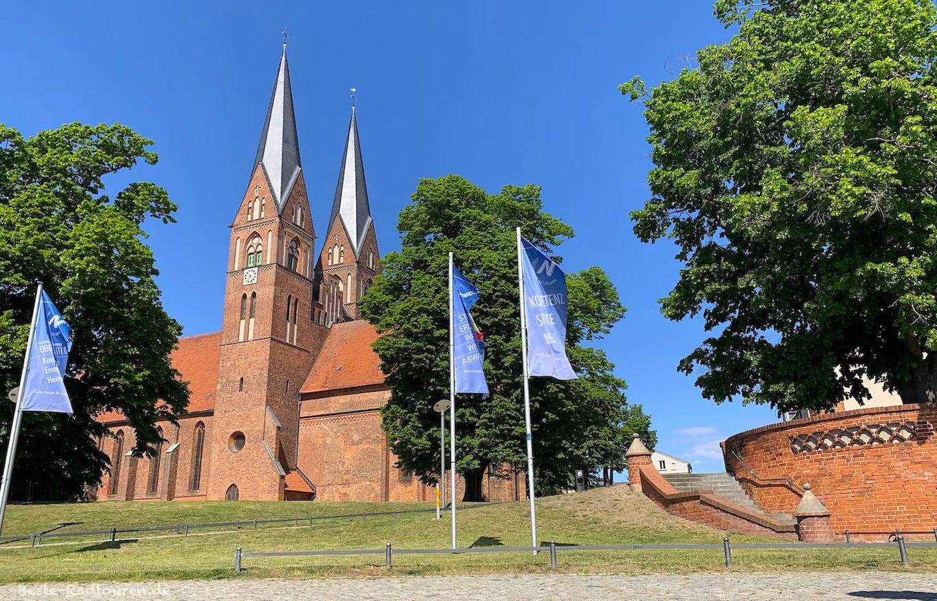 An der Seepromenade in Neuruppin, Foto der Klosterkirche St. Trinitatis