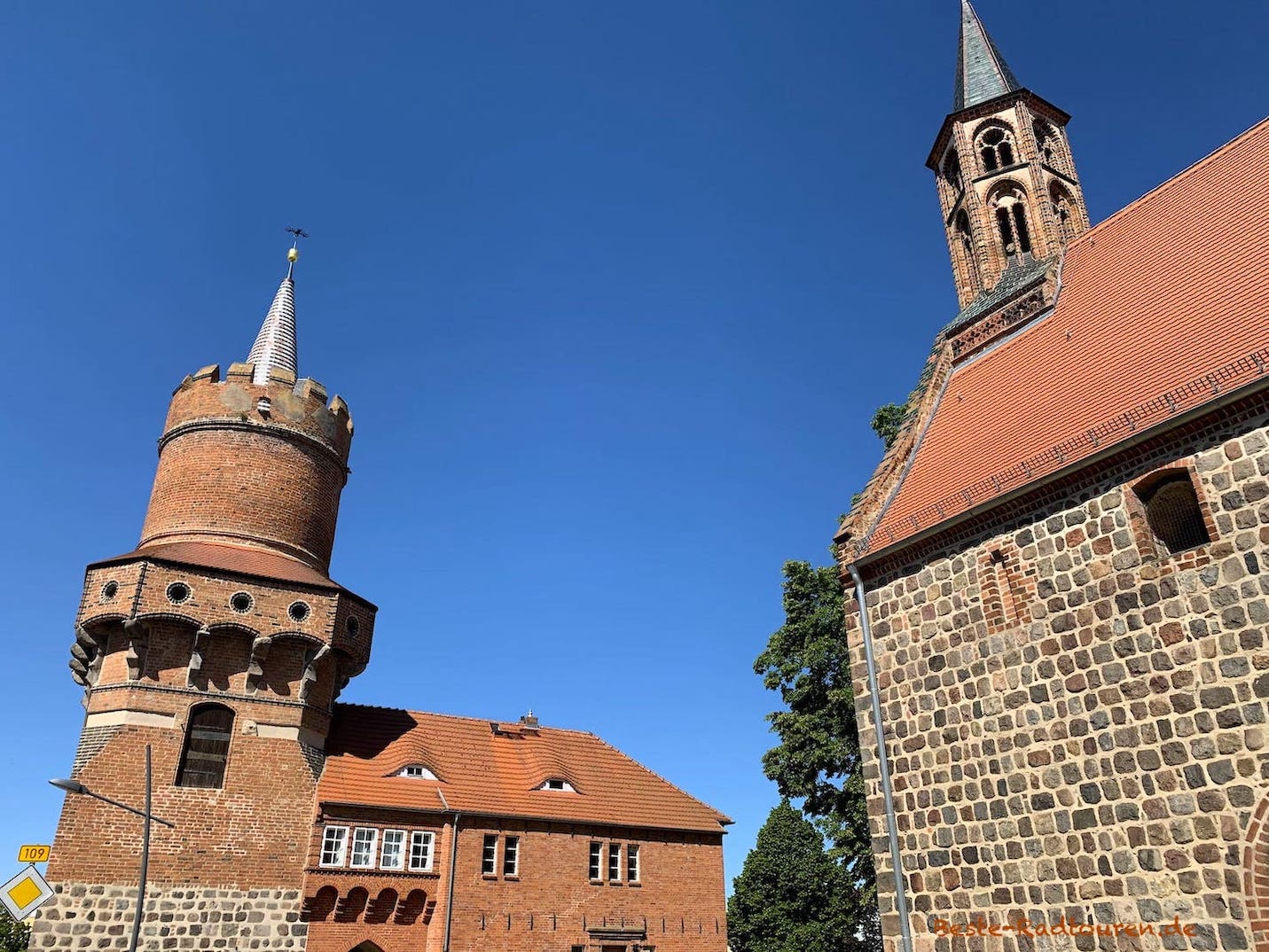 In Prenzlau-Zentrum: Heiliggeistkapelle und Mitteltorturm