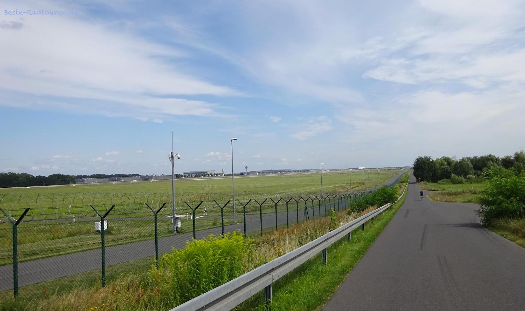 Vom Radweg am Zaun südlich des BER kann man gut auf den Flughafen schauen