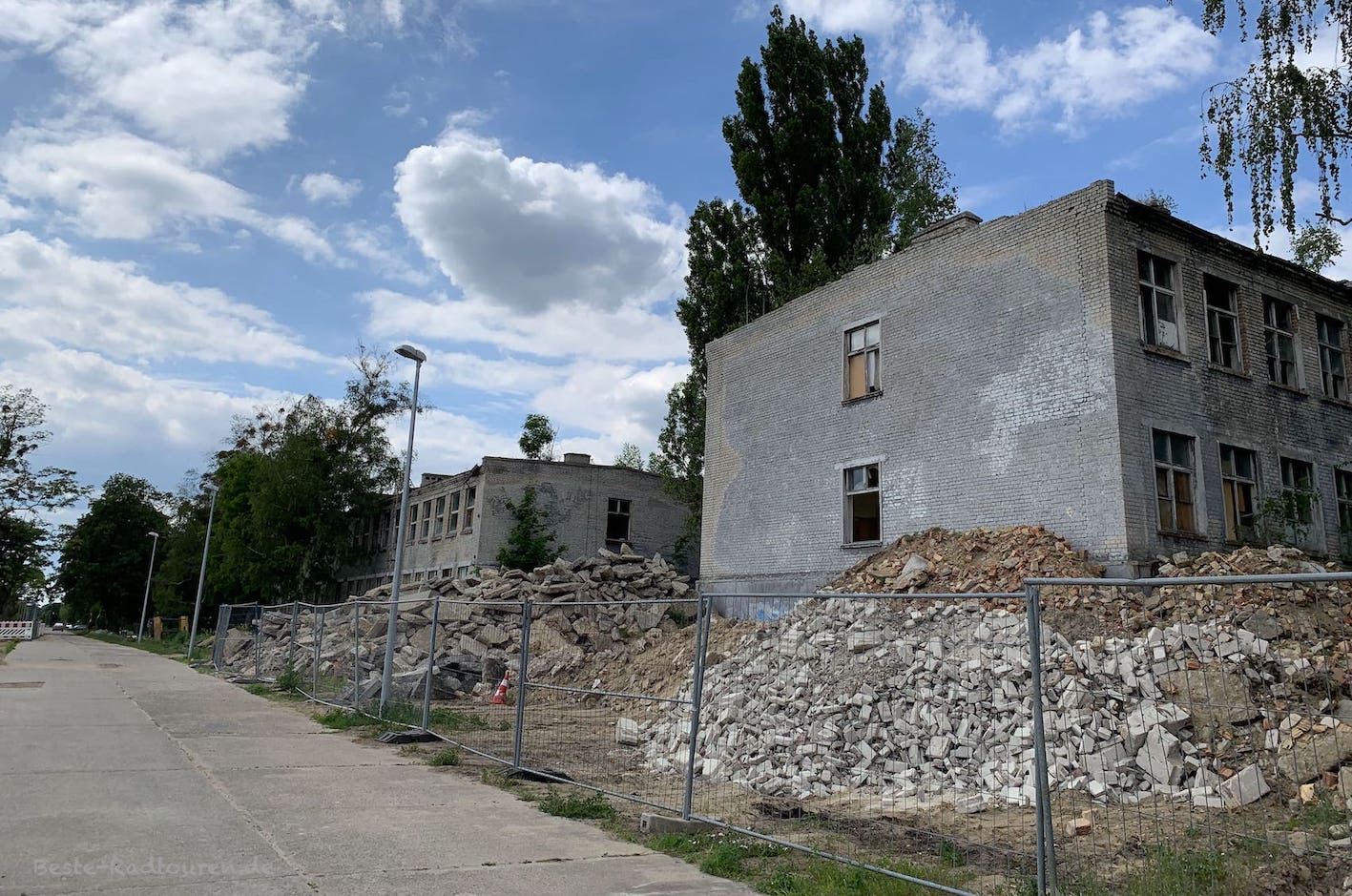 Ruinen der Friedensstadt Glau, ein Teil der alten Gebäude wird abgerissen