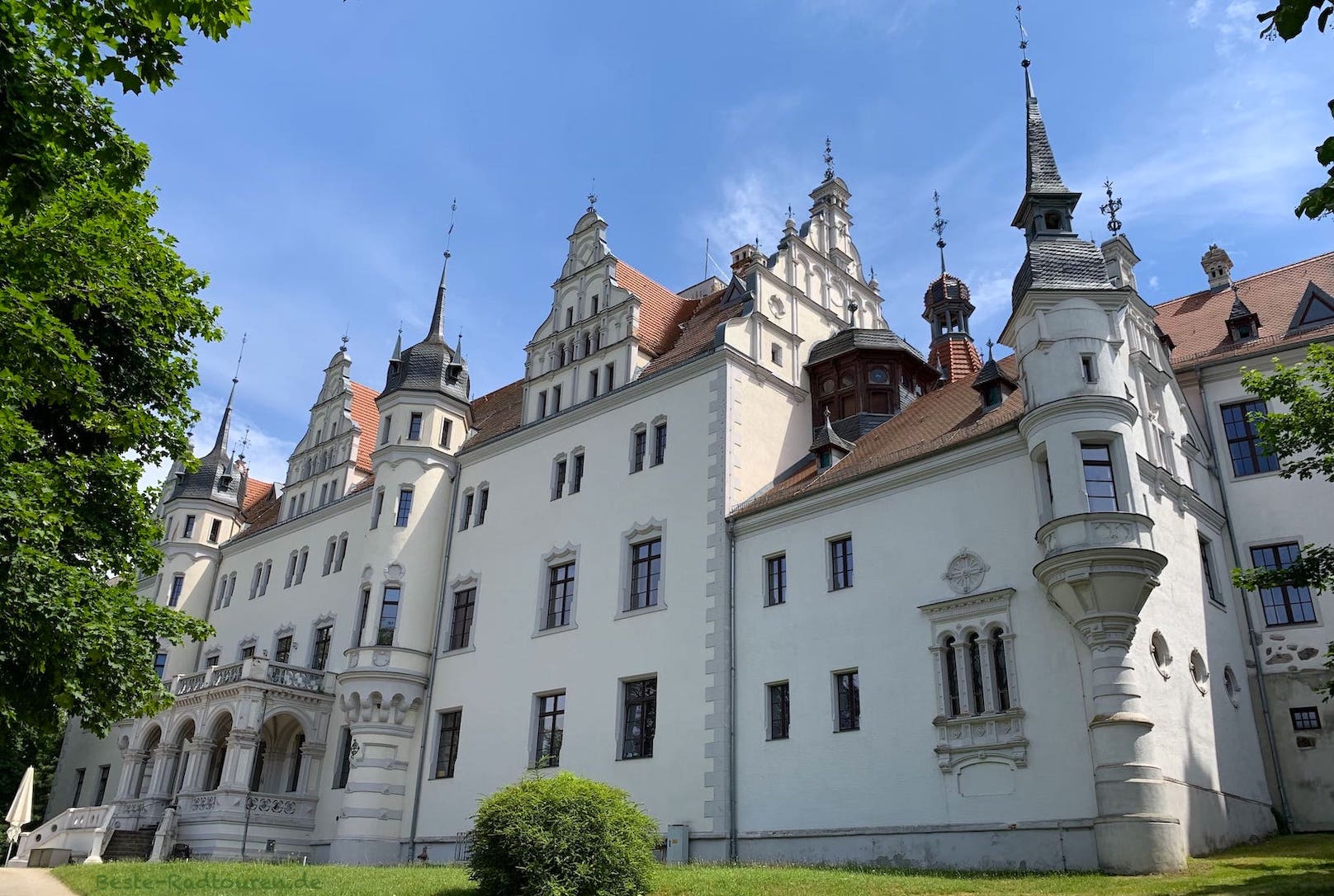 Schloss Boitzenburg liegt auf dem Radweg durch die Uckermark