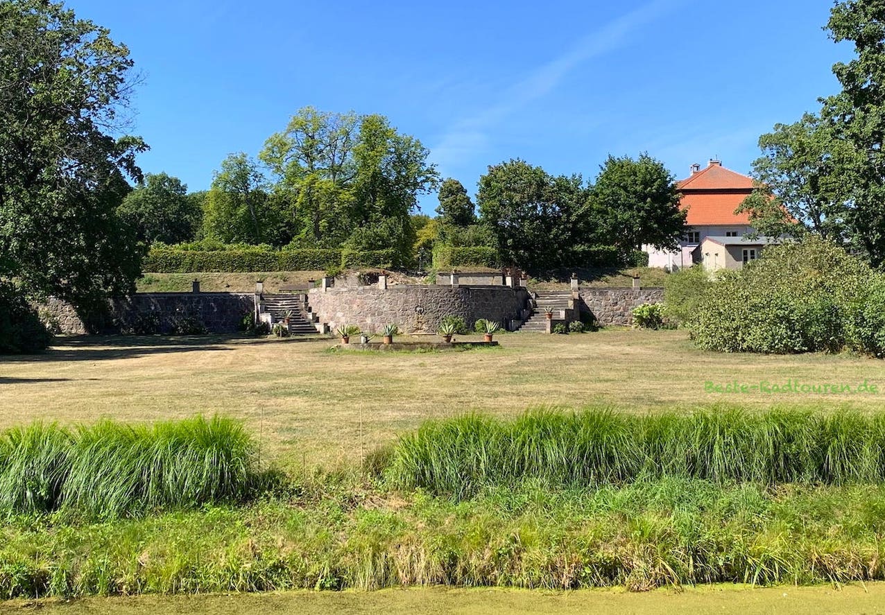 Schlossgarten oder Park von Schloss Suckow, Uckermark