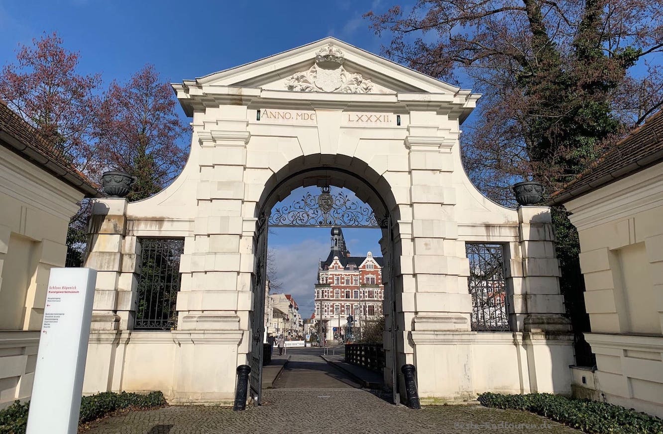 Foto durch das Tor von Schloss Köpenick auf den Schlossplatz und die Altstadt