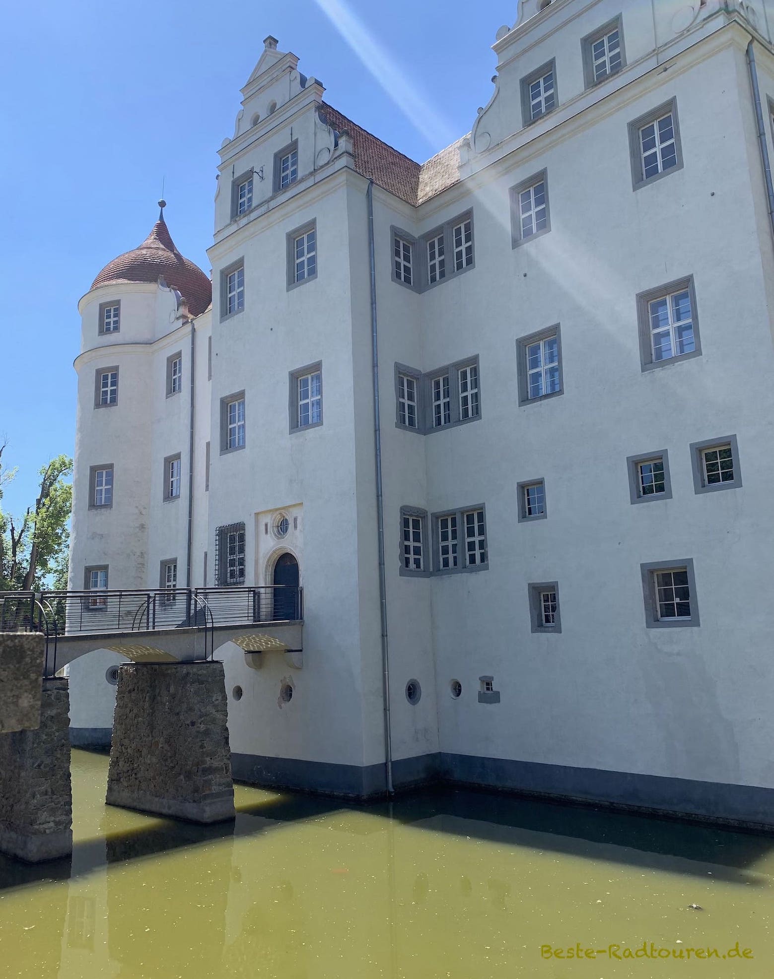 Schloss / Wasserschloss Großkmehlen, Foto von der Seite mit Wassergraben