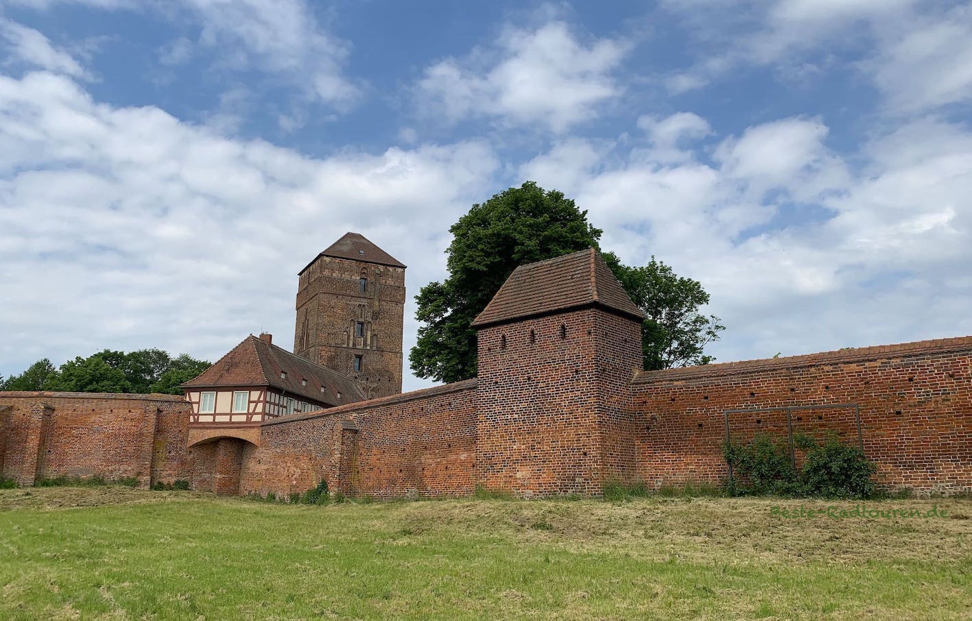 Wittstock: Foto über die Stadtmauer auf einen Teil der Burganlage (Bischofsburg)