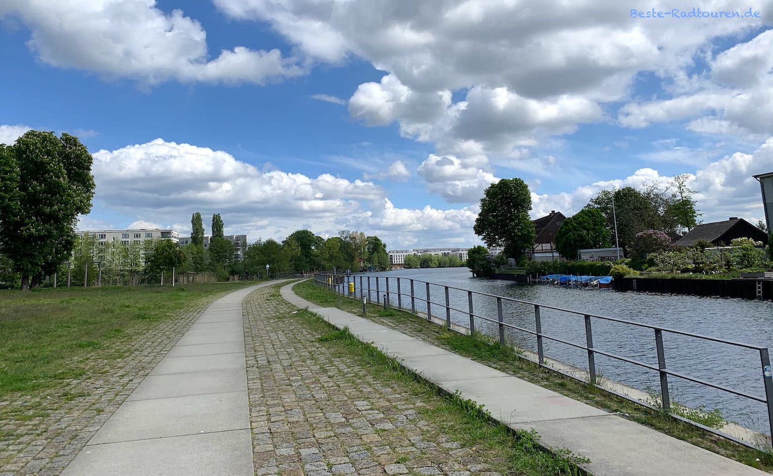 Berlin-Hakenfelde: Radweg im Maselakepark am Nordhafen Spandau