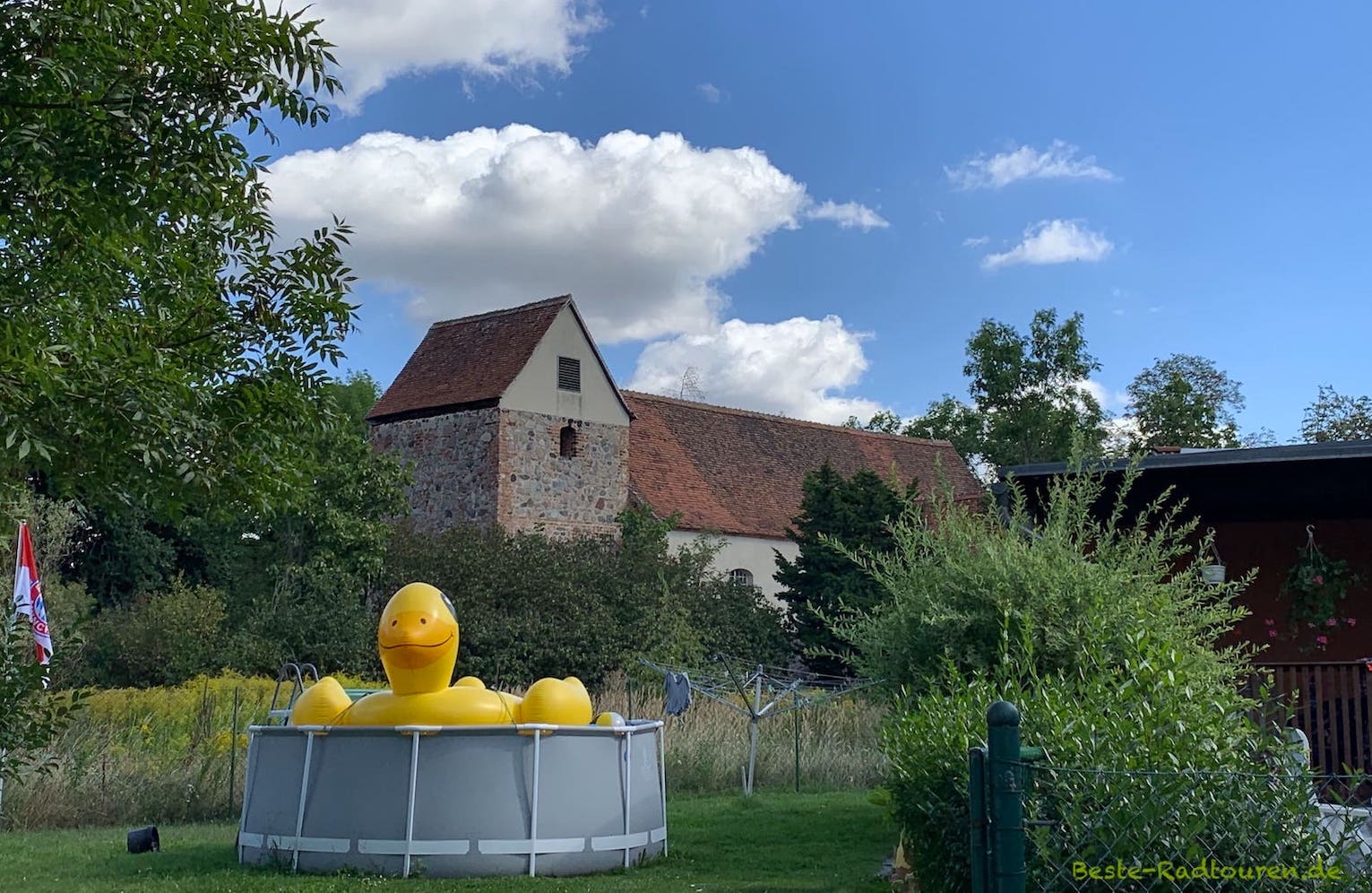 Dorf Kotzen: Garten eines Hauses mit Riesen aufblasbarer Ente im Pool