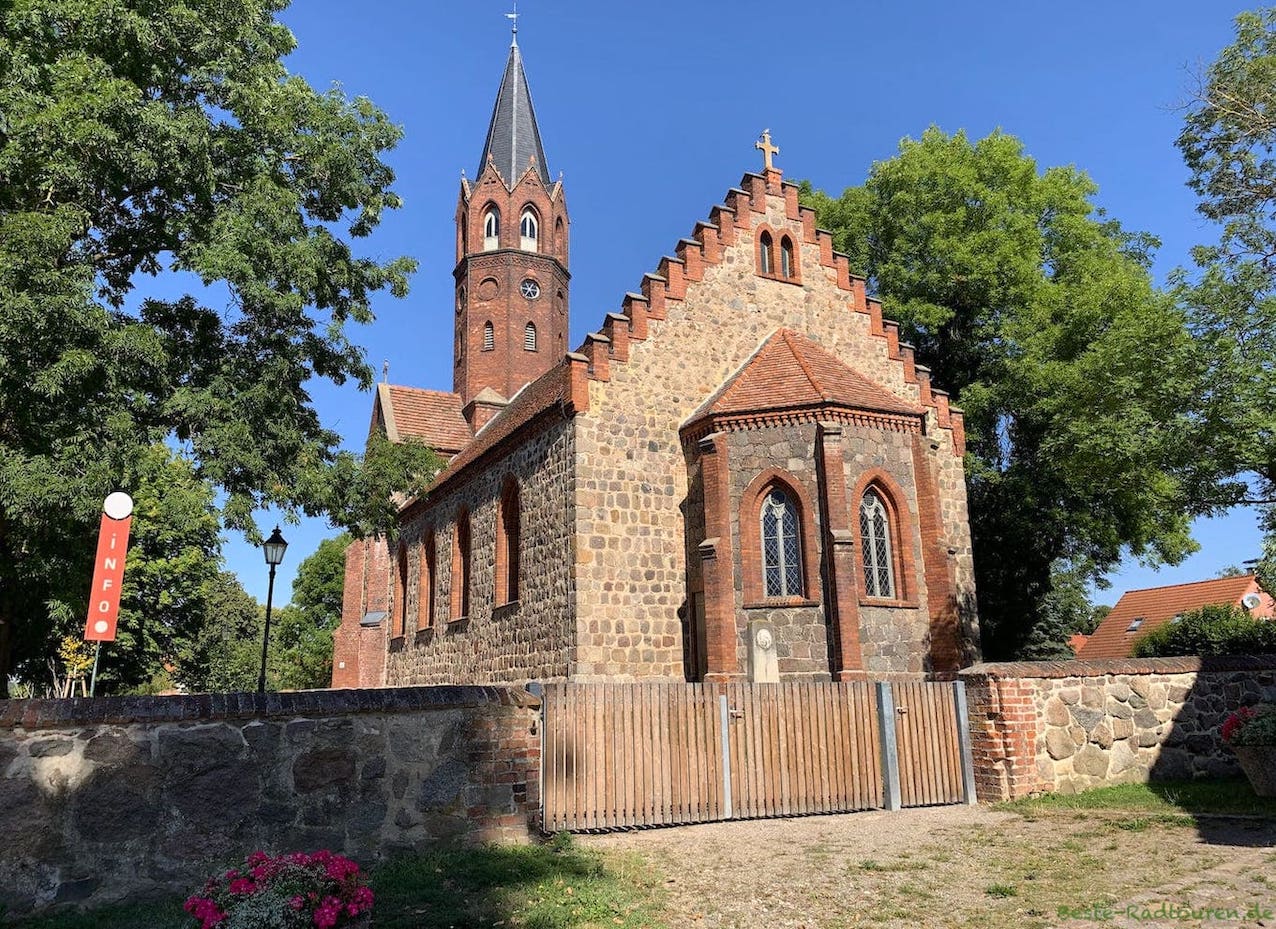 Dorfkirche Altkünkendorf, Foto von hinten