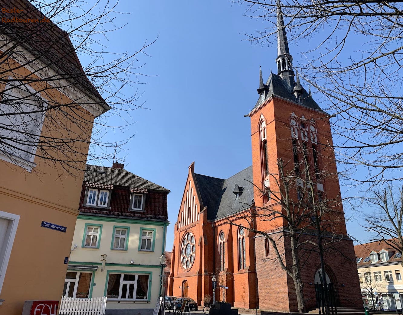 Die neogotische Kirche St. Mariä Himmelfahrt mitten im Zentrum von Schwedt