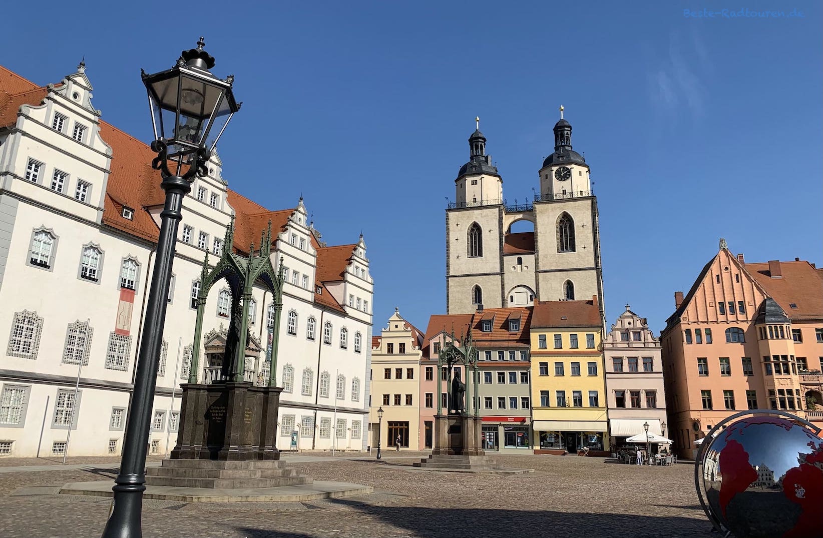 Marktplatz der Lutherstadt Wittenberg: Links das Rathaus, hinten die Türme der Stadtkirche