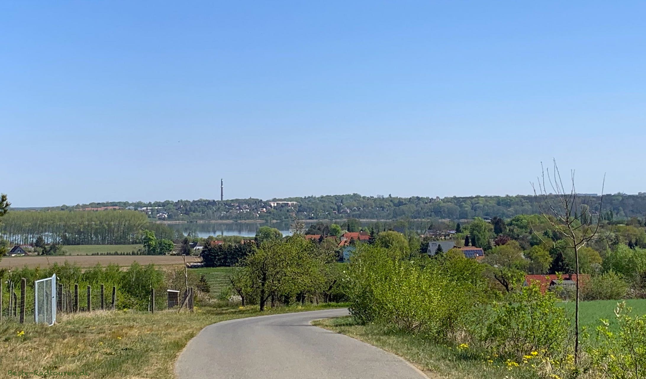 Auf dem Radweg und Panoramaweg Werderobst zwischen Glindow und Plötzin, unten Großer Plessower See
