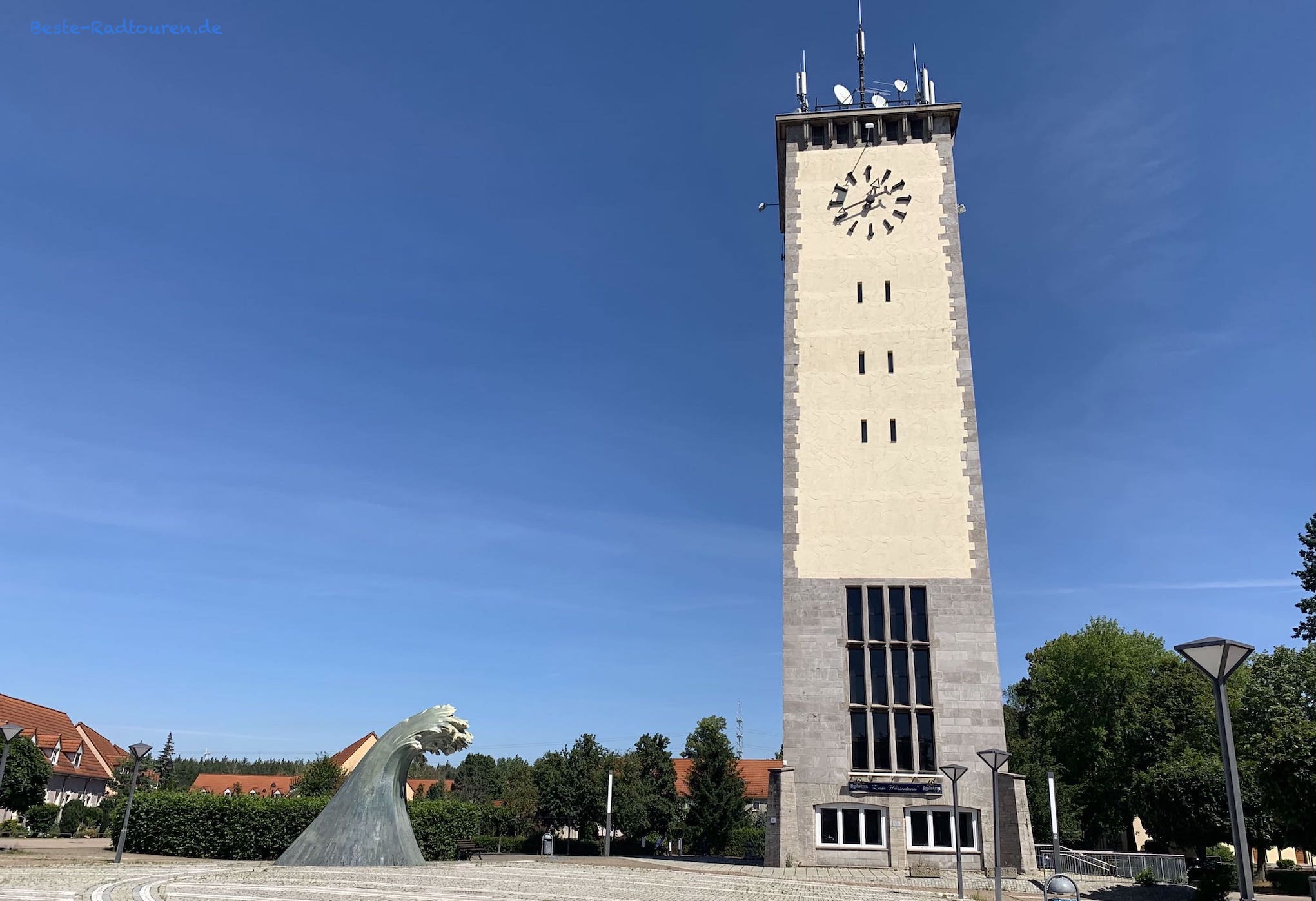 Wahrzeichen im Zentrum von Schwarzheide: Wasserturm und Kunstobjekt Brunnen "Die Welle"