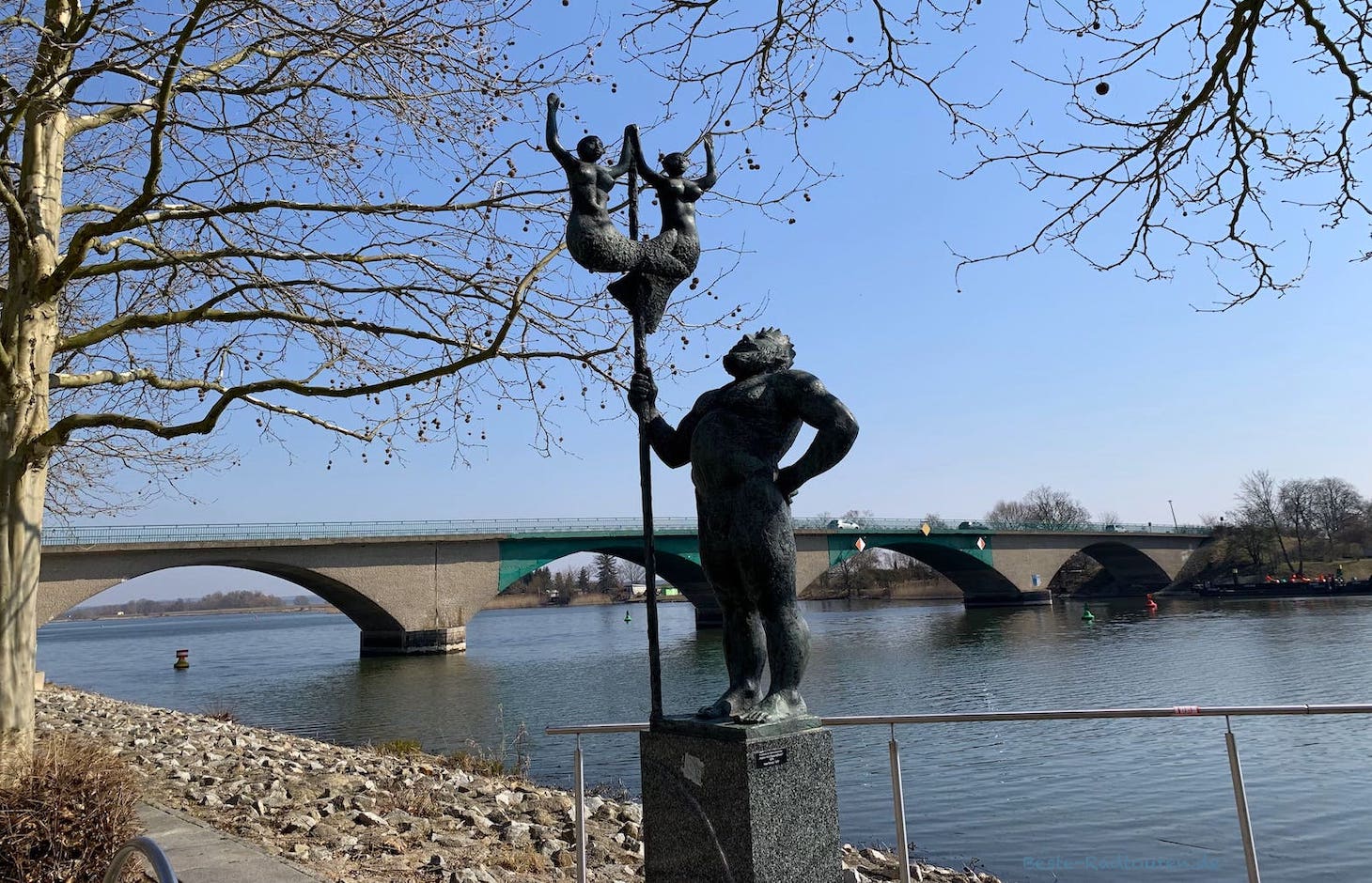 Lustige Skulptur (Neptun mit Seejungfrauen) an der Uferpromenade "Bollwerk" in Schwedt