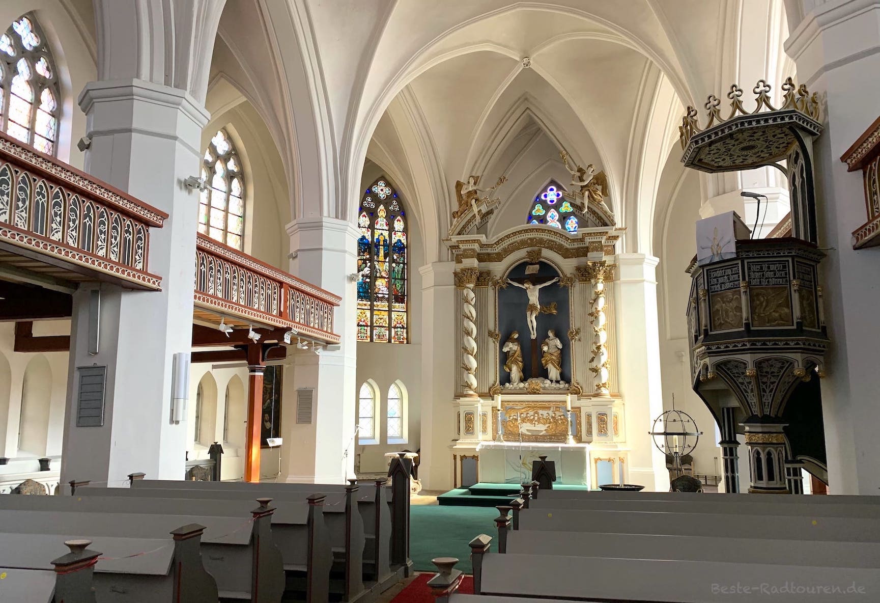 St-Jacobi-Kirche Nauen: Innenraum mit Altar, Kanzel, Empore, Sitzbänken