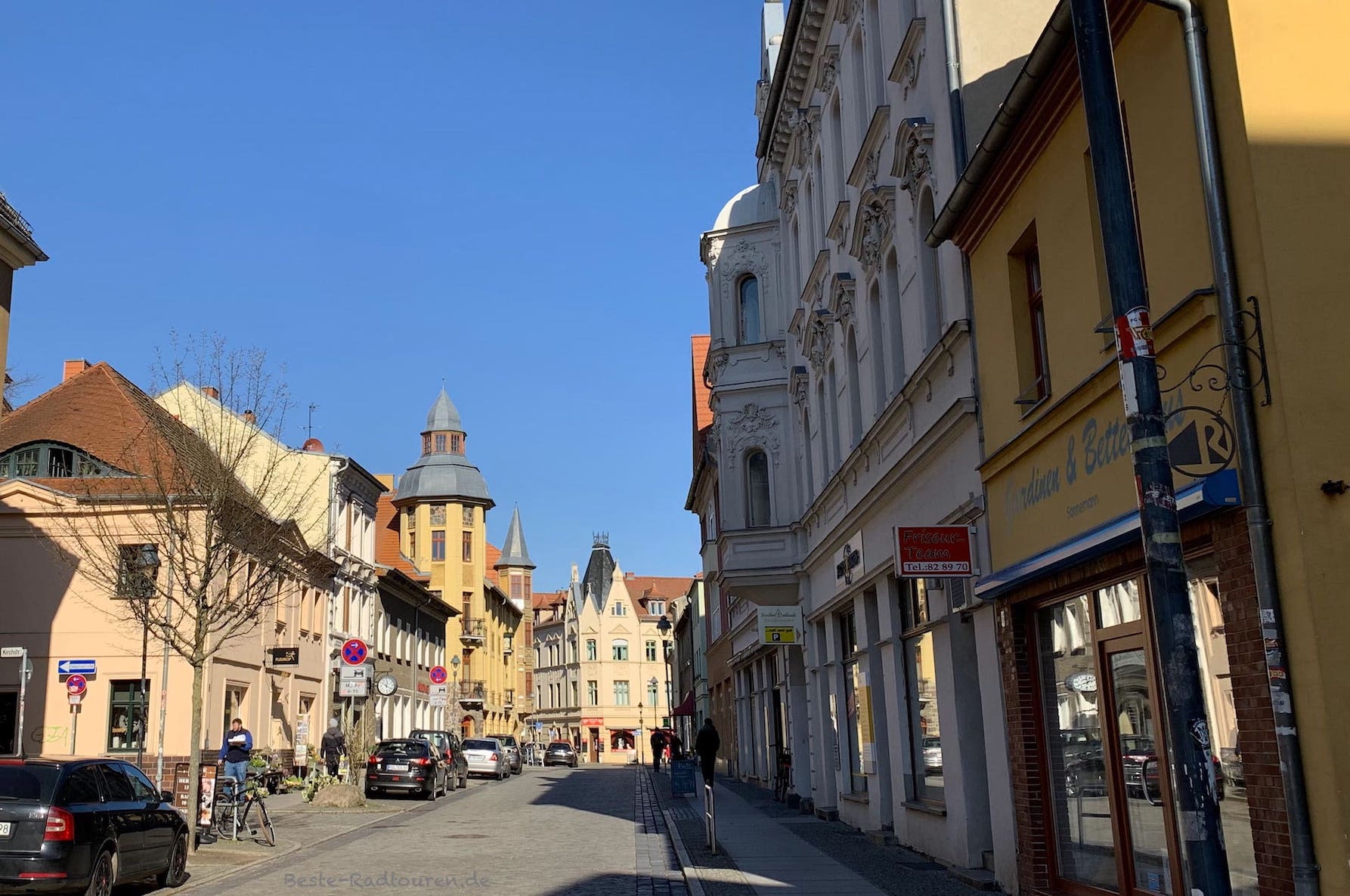 Foto von der Mittelstraße im Zentrum von Nauen, restaurierte Altbauten, Geschäfte