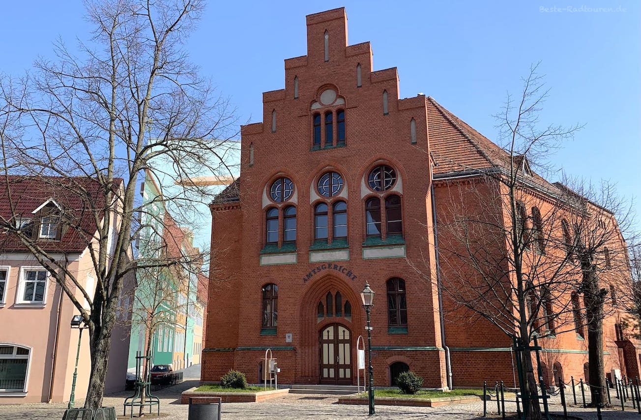 Im Zentrum von Schwedt: Das Amtsgericht im Stil der Neogotik steht unter Denkmalschutz