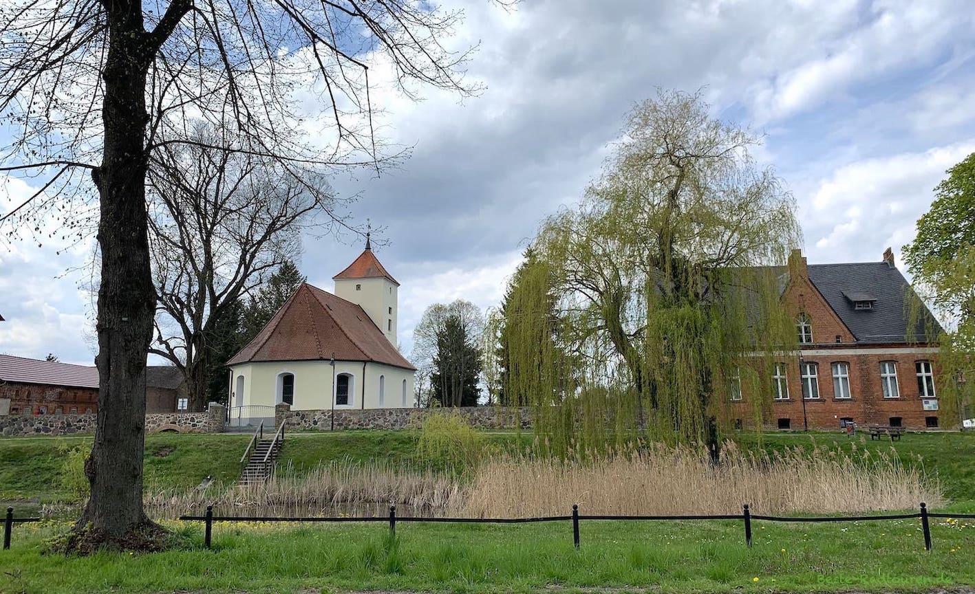 Die Dorfaue von Glienick mit Kirche