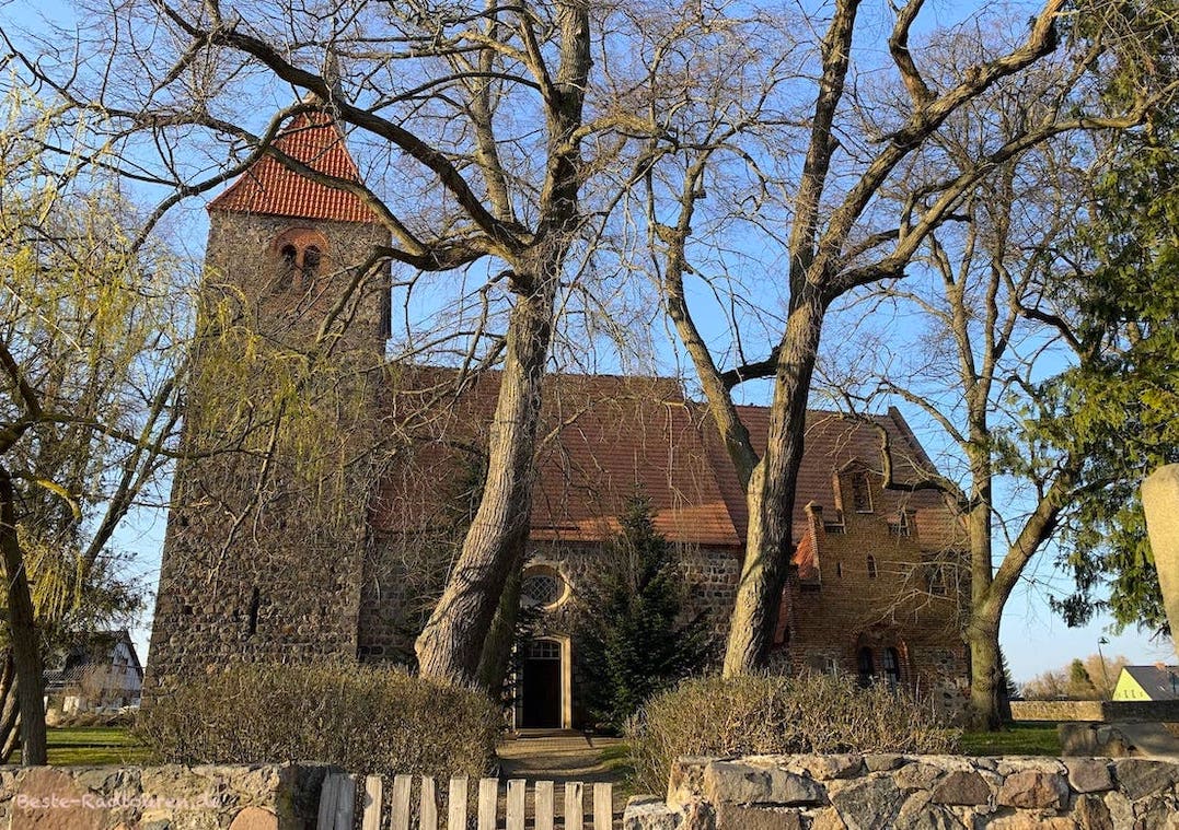 Kirche bzw. Dorfkirche Arensdorf (Gemeinde Steinhöfel), Foto von der Straße aus