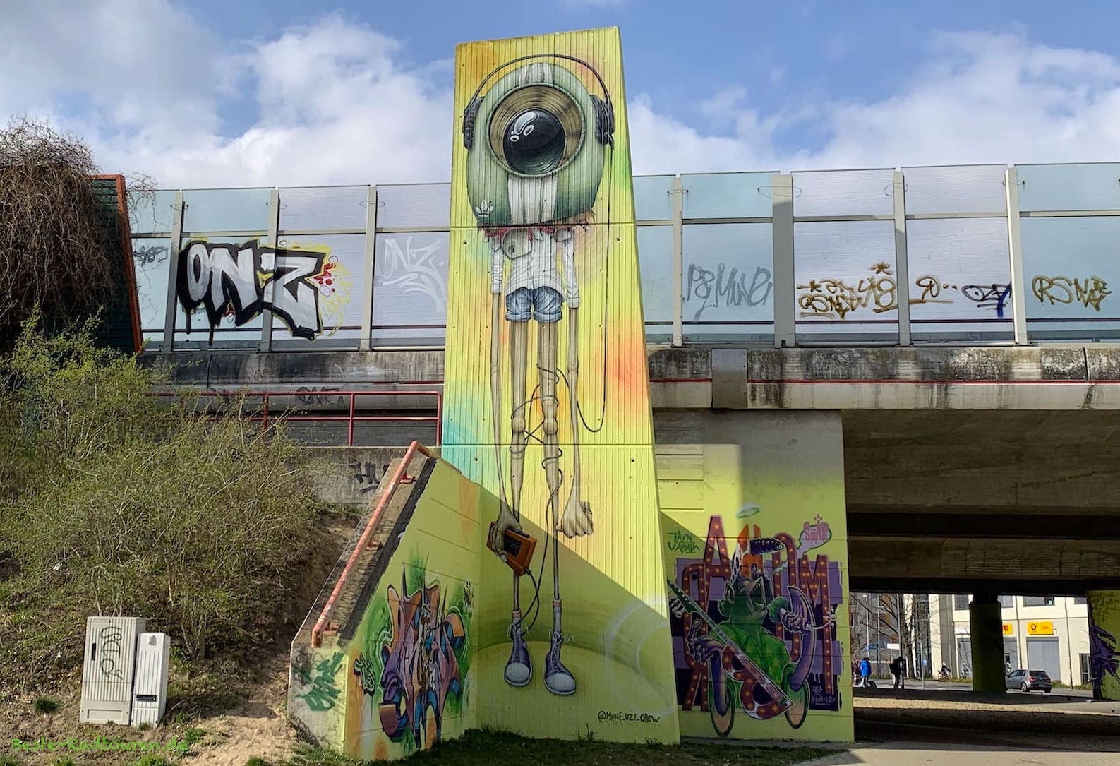 Kunstvolles Graffiti in Ludwigsfelde am Autobahn-Pfeiler beim Aktiv-Stadt-Park