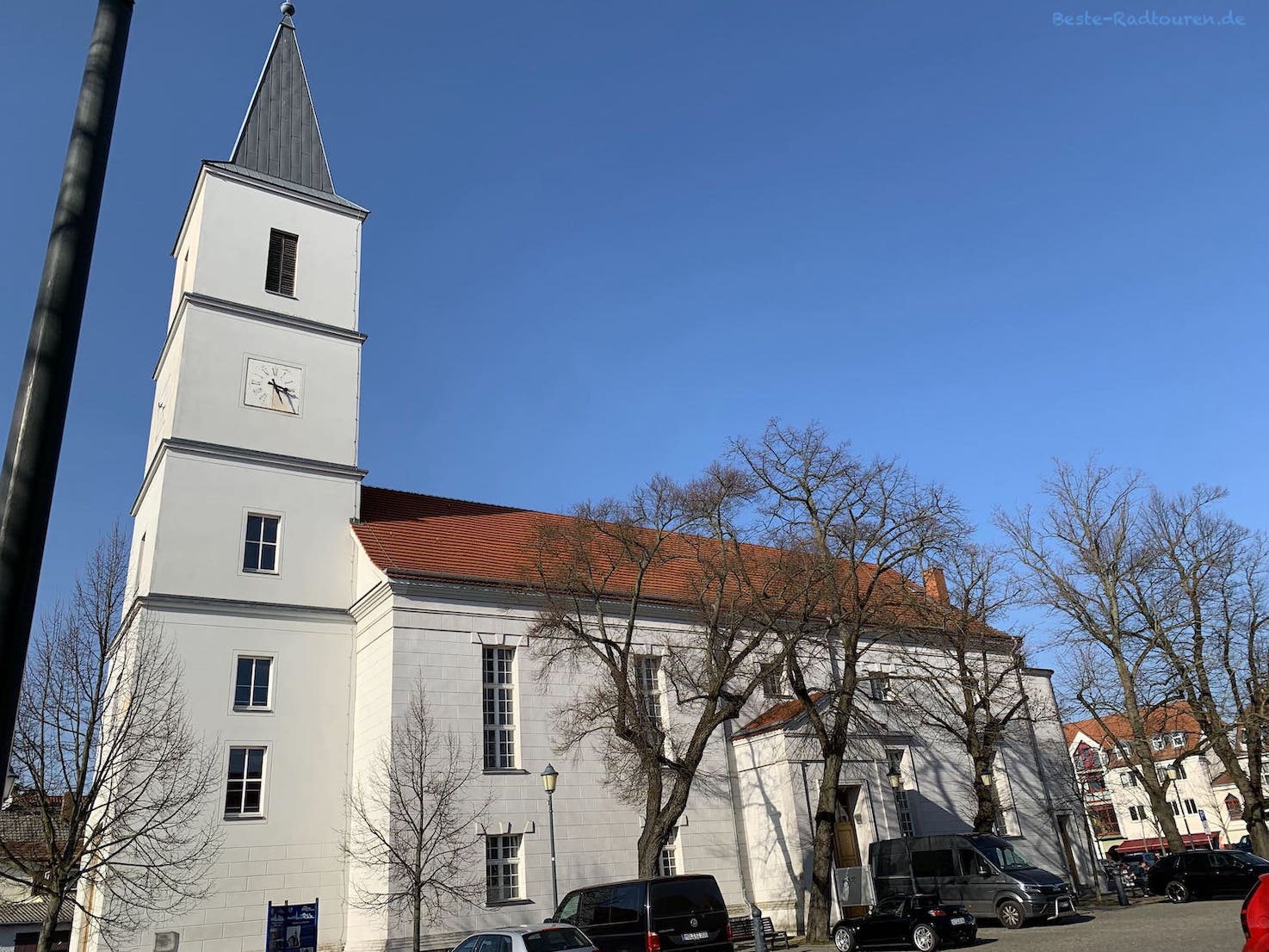 Die Stadtkirche von Seelow ist eine Schinkelkirche; Foto von der Seite