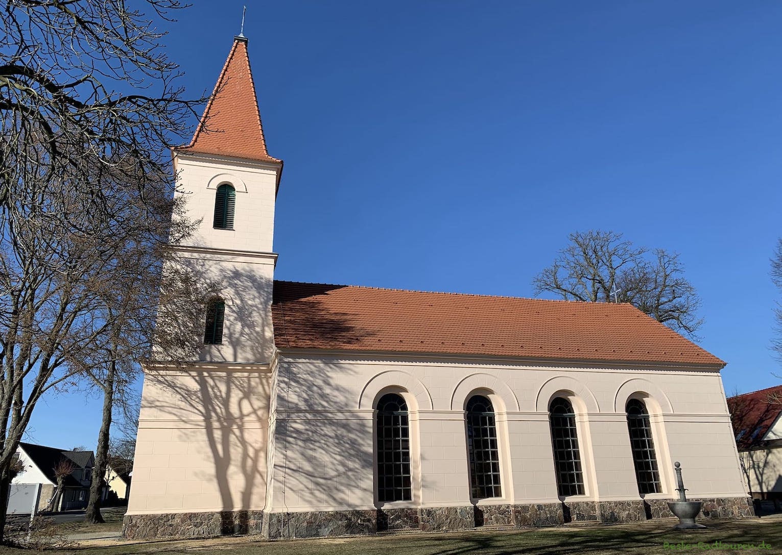 Dorfkirche Briesen (Mark), Foto von der Seite vom Süden her