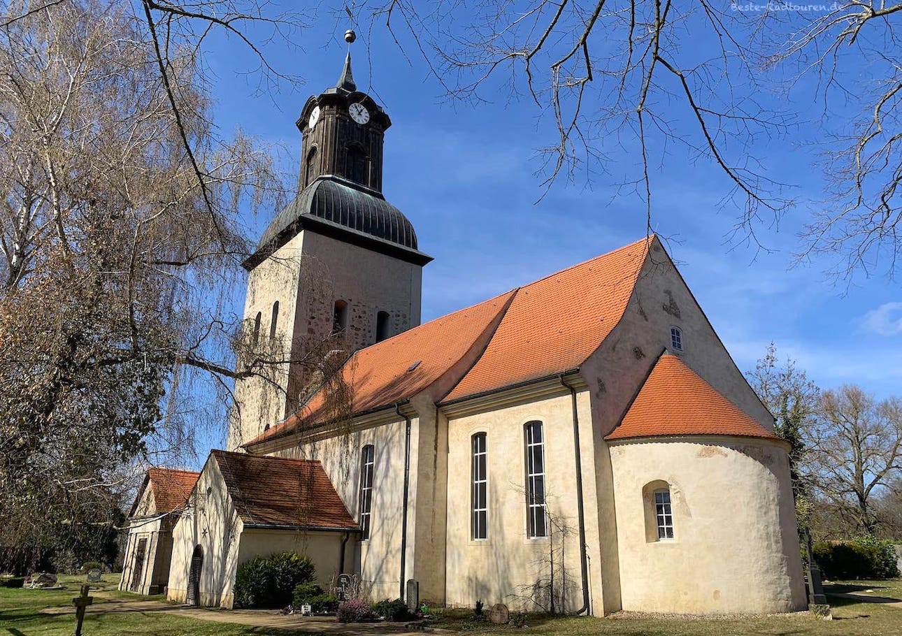 Dorfkirche Heinersdorf, Steinhöfel, Foto von schräg hinten vom Friedhof aus