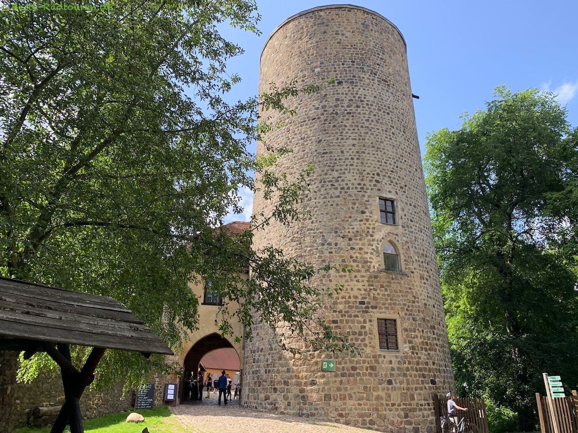 Eingang und Turm der Burg Rabenstein, Foto von außen