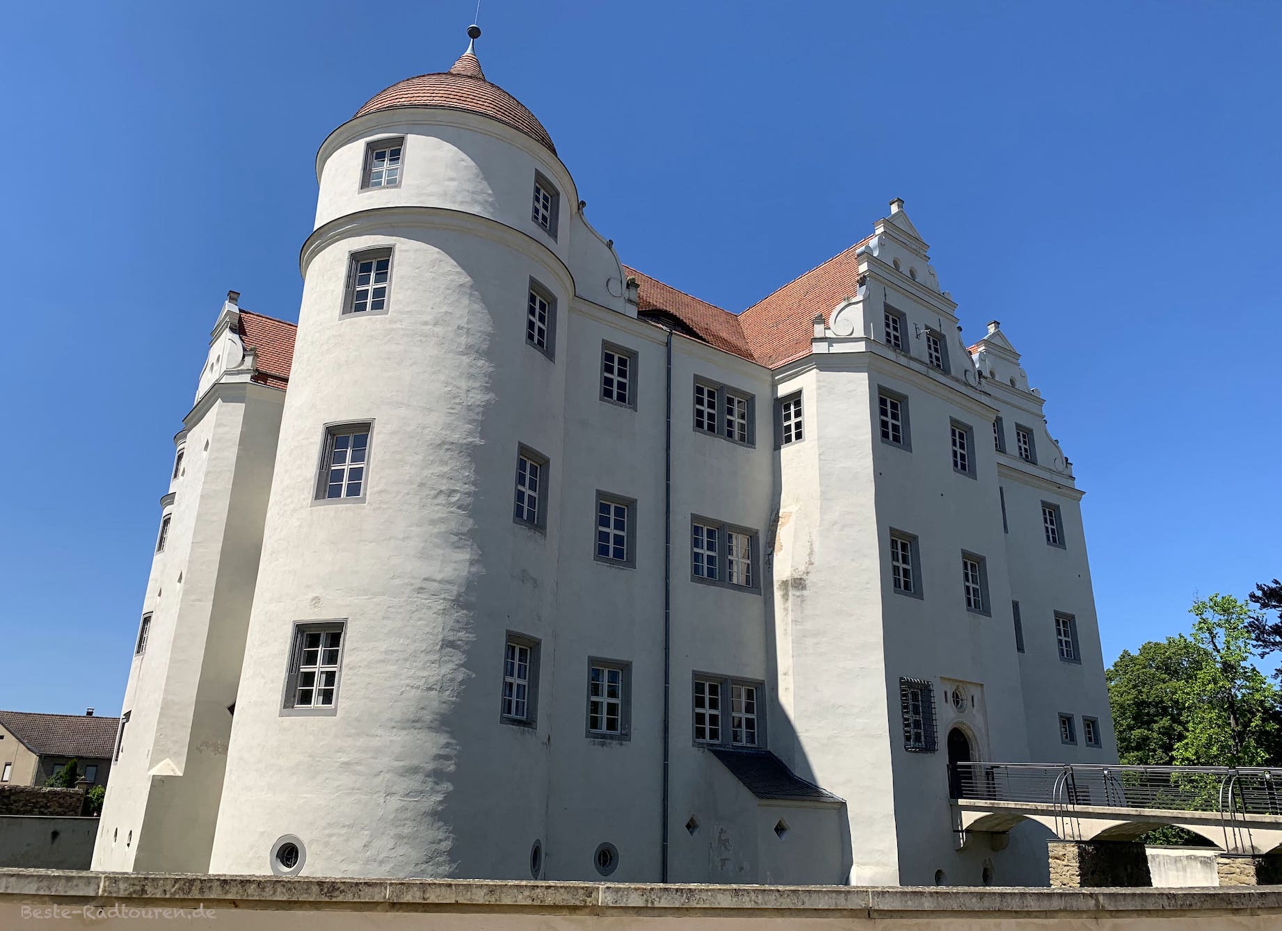 Das Wasserschloss von Großkmehlen (Lausitz), Foto von der Seite