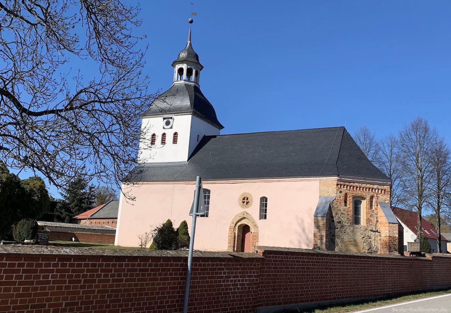 Kirche Falkenberg (Briesen (Mark)), Foto von der Seite von der Straße her