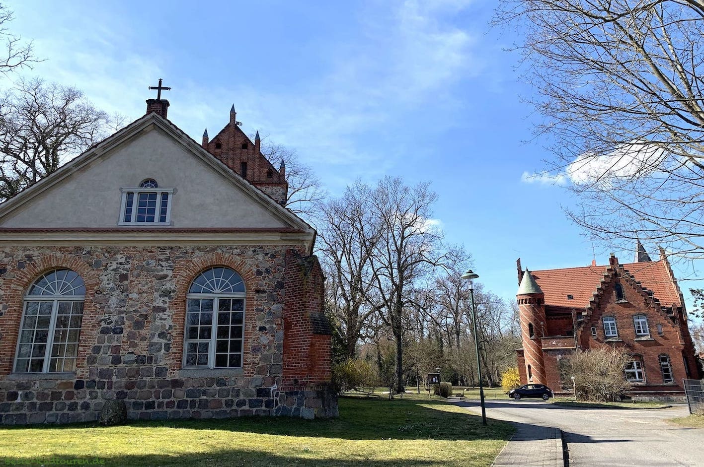 Kirche und Schloss Jahnsfelde, Foto von vorn